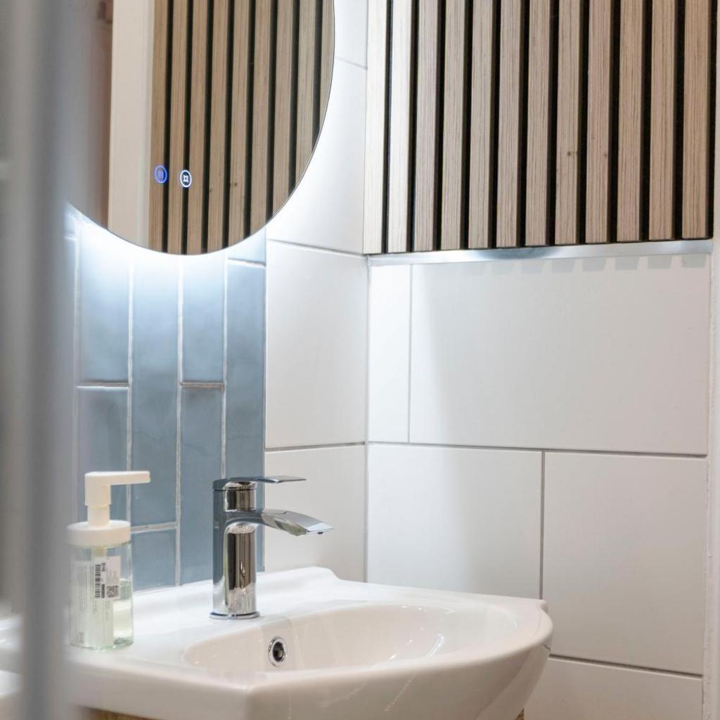 Photograph of Modern 2 Bedroom Flat in Bonnington Sleeps 6