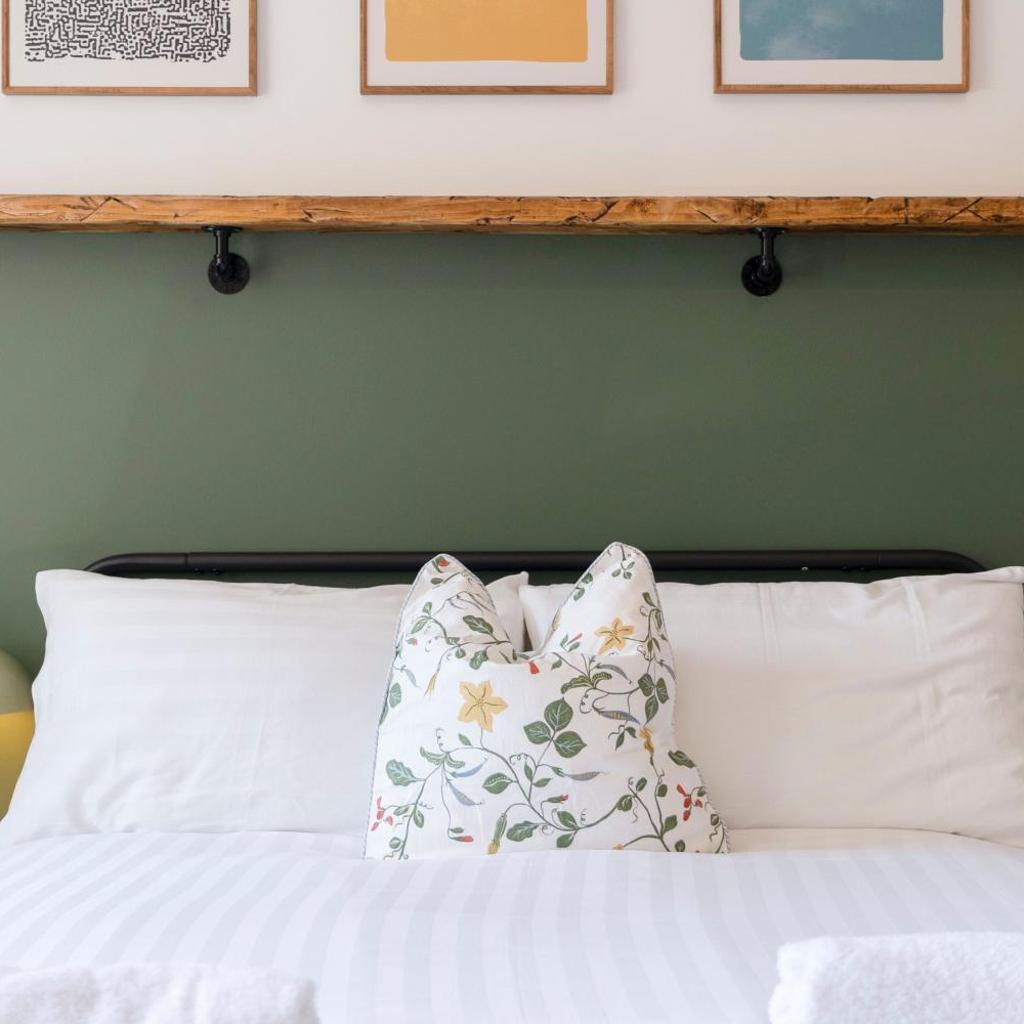 Photograph of Modern 2 Bedroom Flat in Bonnington Sleeps 6
