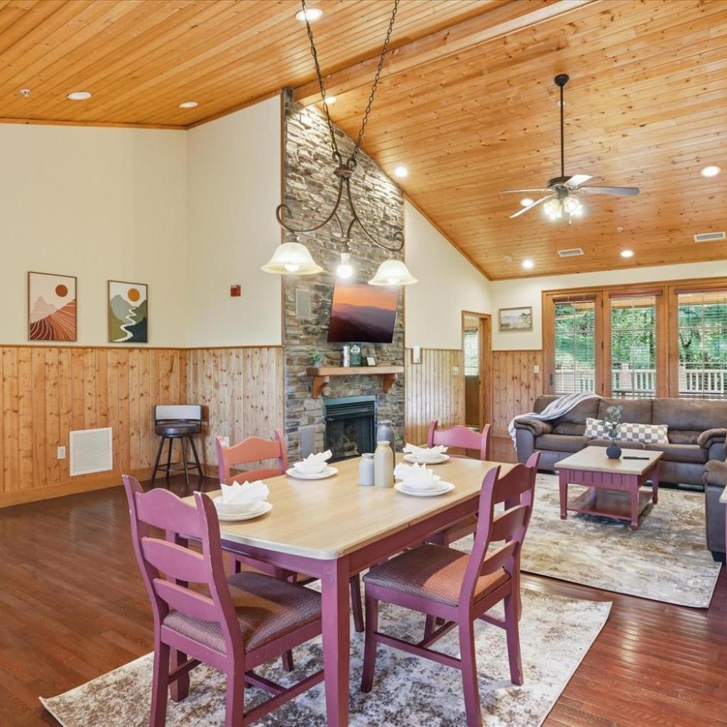 Photograph of Serenity Ridge Suite 321- King BedroomPool Access
