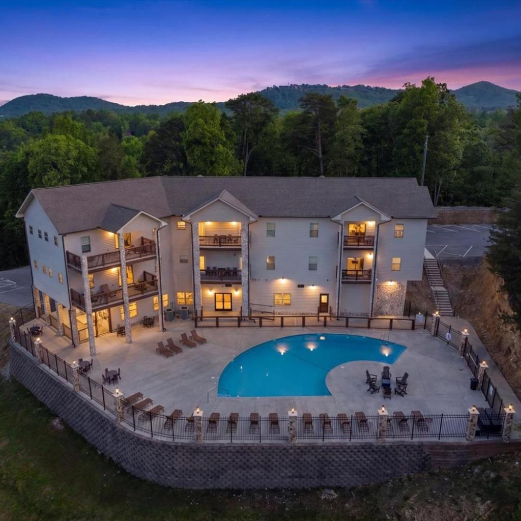 Photograph of Serenity Ridge Clubhouse Unit 4 - GroupsPoolWifi