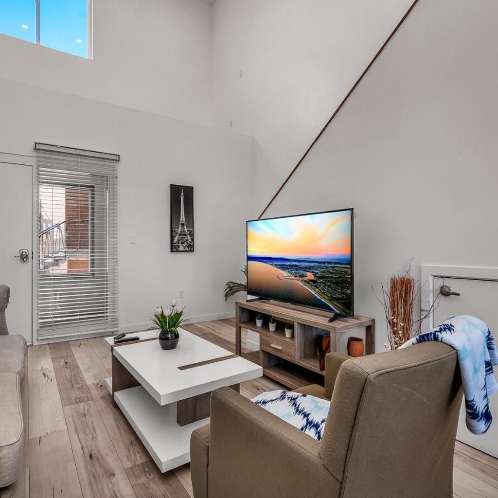 Photograph of Luxury 1-Bedroom Loft Balcony Free Parking Hollywood Sign View