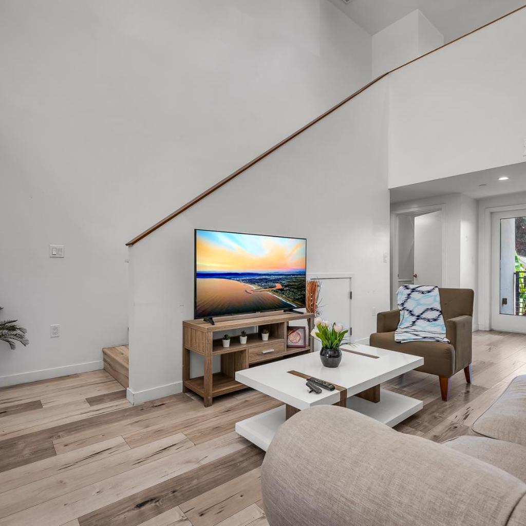 Photograph of Luxury 1-Bedroom Loft Balcony Free Parking Hollywood Sign View