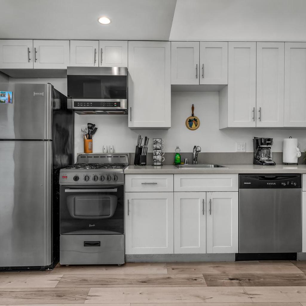 Photograph of Luxury 1-Bedroom Loft Balcony Free Parking Hollywood Sign View