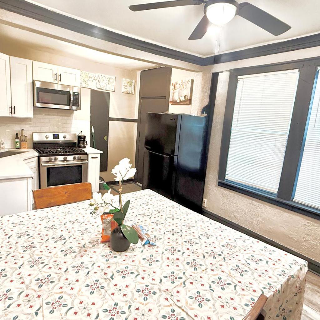 Photograph of Quiet 1BR, Eat-In Kitchen, Close to Midway