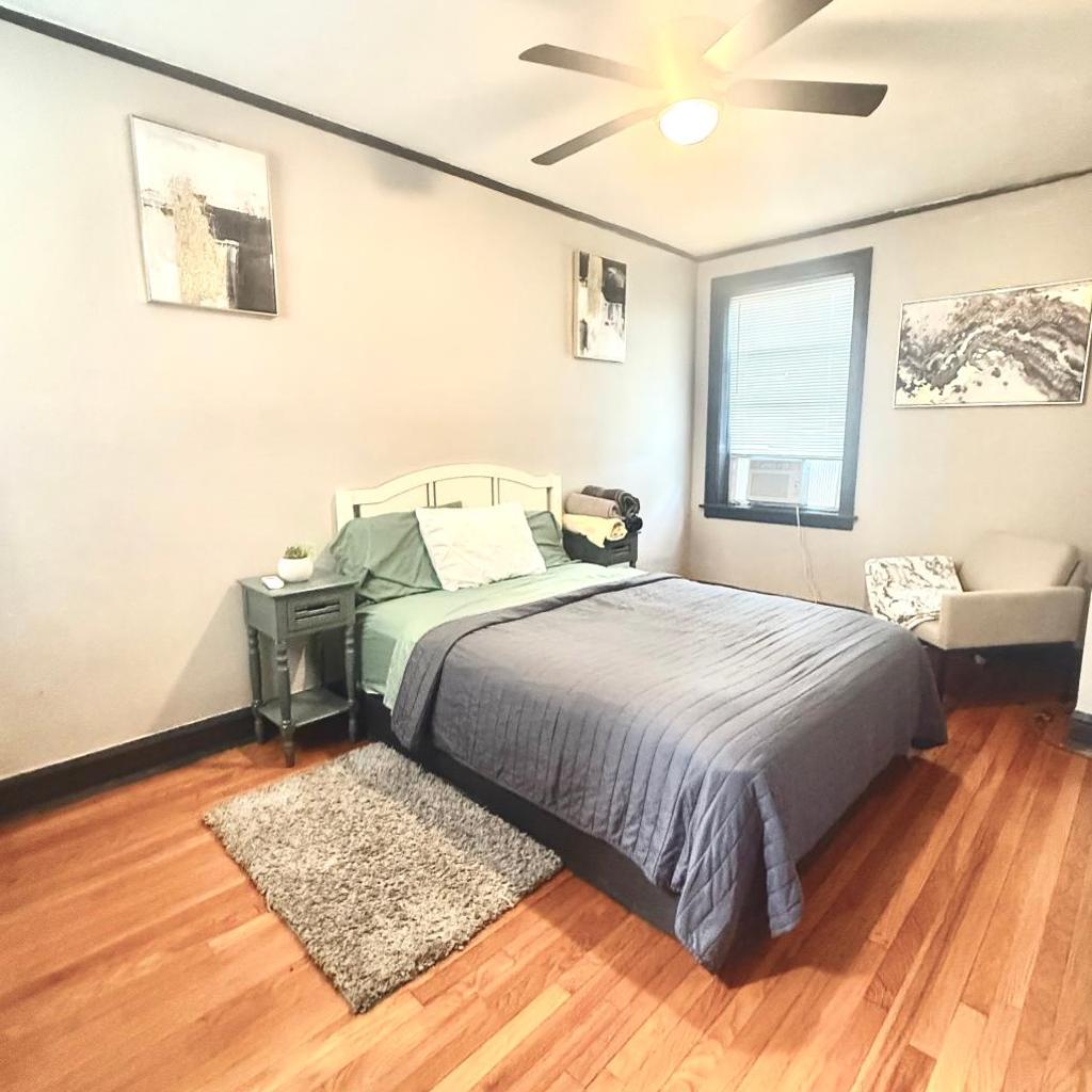 Photograph of Quiet 1BR, Eat-In Kitchen, Close to Midway