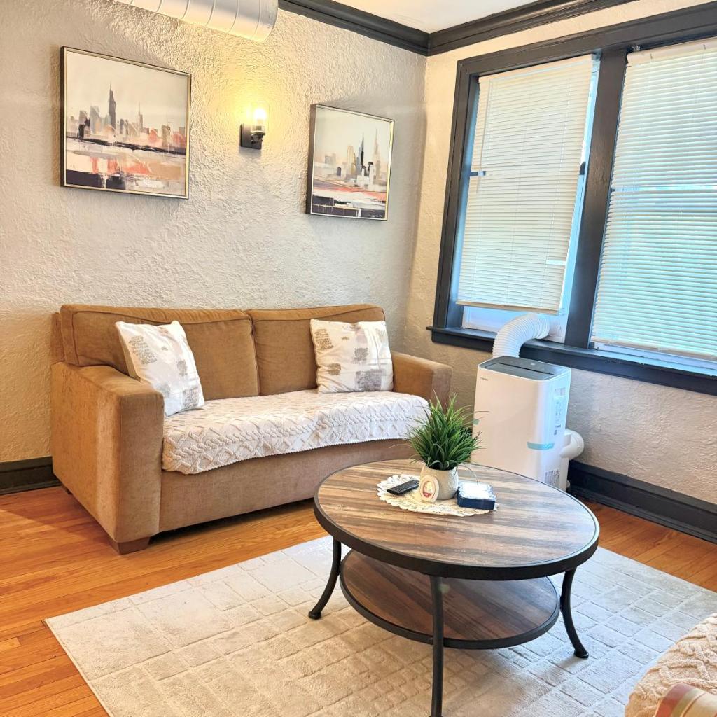 Photograph of Quiet 1BR, Eat-In Kitchen, Close to Midway