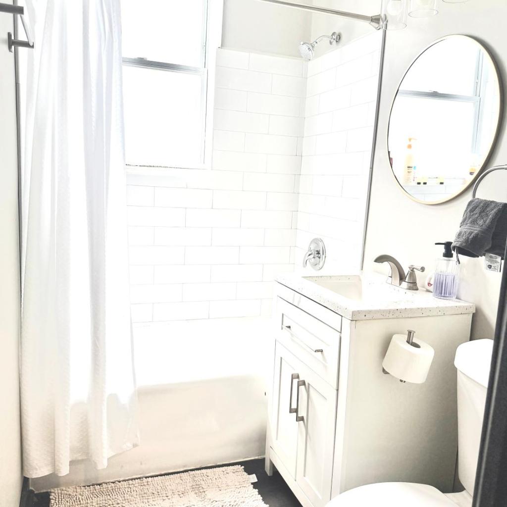 Photograph of Quiet 1BR, Eat-In Kitchen, Close to Midway