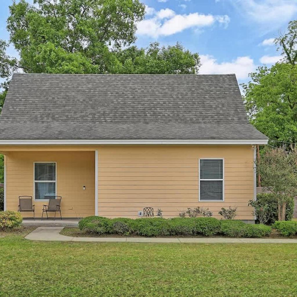 Photograph of Cozy Cottage Near Thunderbolt Marina w Fenced Yard