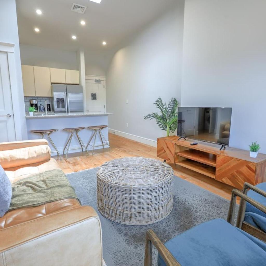 Photograph of Unbeatable Location Newbury Street 1br