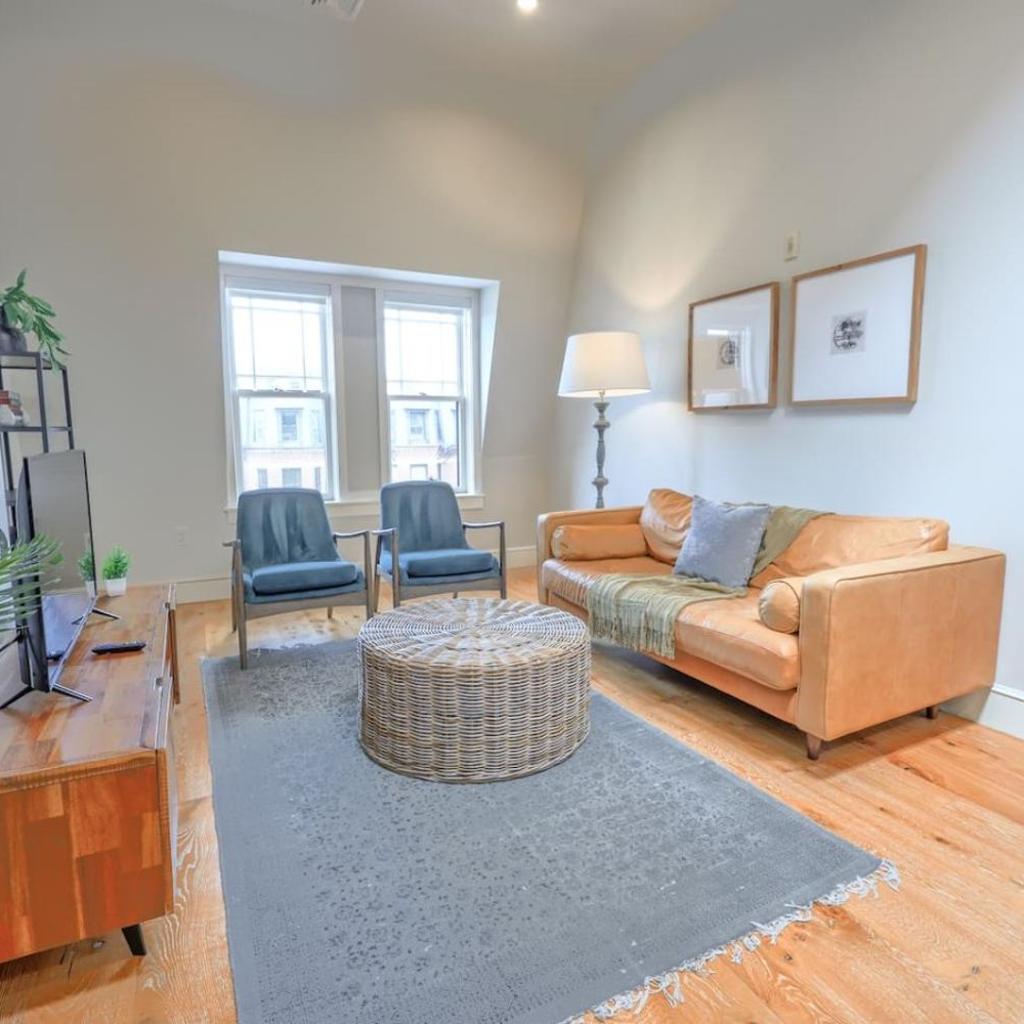 Photograph of Unbeatable Location Newbury Street 1br