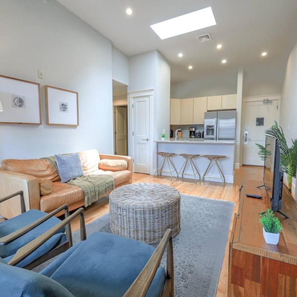 Photograph of Unbeatable Location Newbury Street 1br