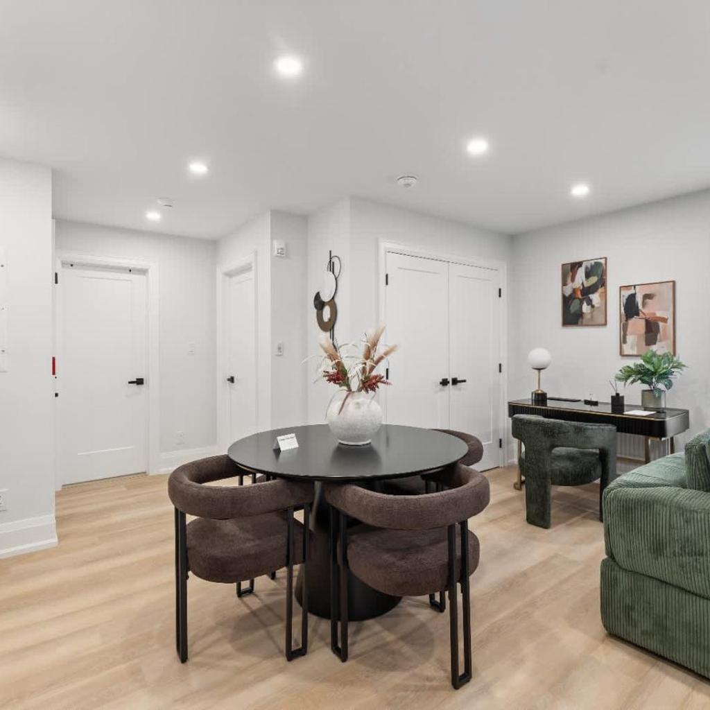 Photograph of Luxury Deluxe 1 BR - 2 Beds - Stylish - New Build Downtown