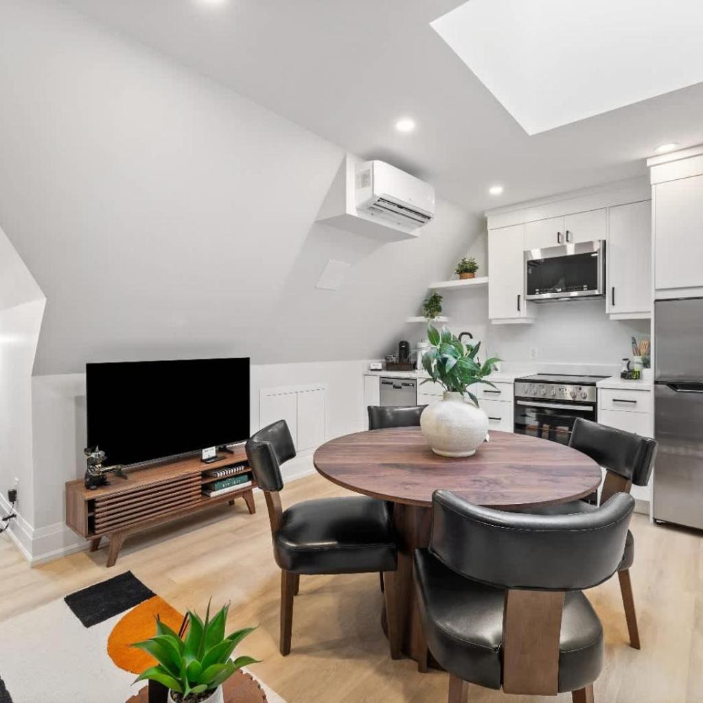 Photograph of Luxury Deluxe 1 BR - 1 Bed - New Build - Near Downtown