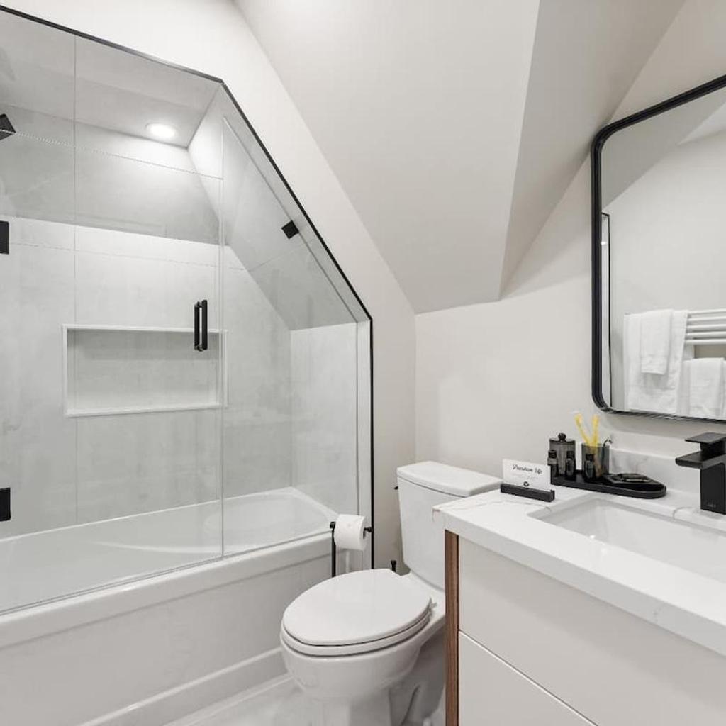 Photograph of Luxury Suite 1 BR - 1 Bed - Stylish - New Build - Downtown