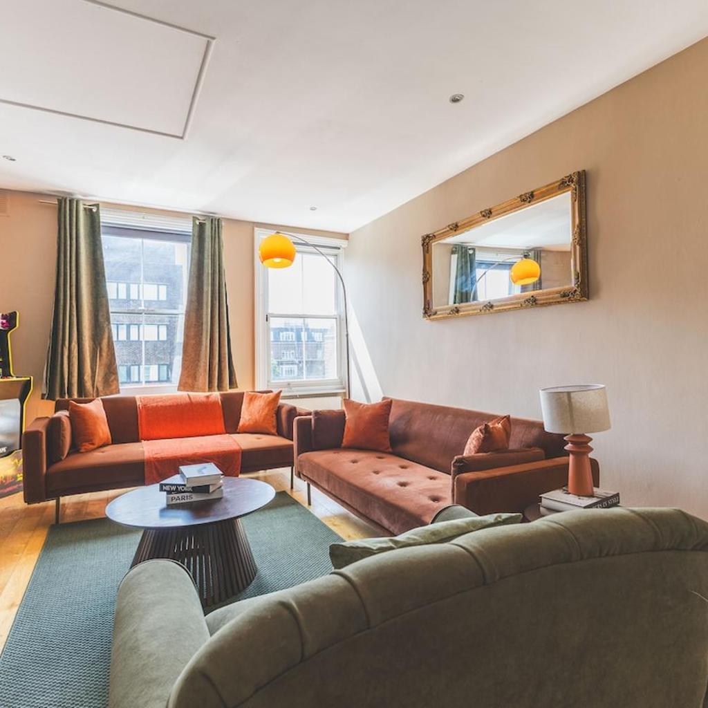 Photograph of Earls Court Station- HotTub, Arcade, Private Garden- Hosts 6