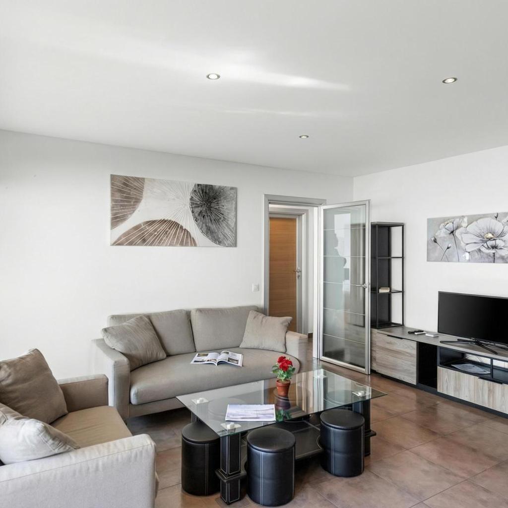 Image 3 - Art Apartment - Happy Rentals