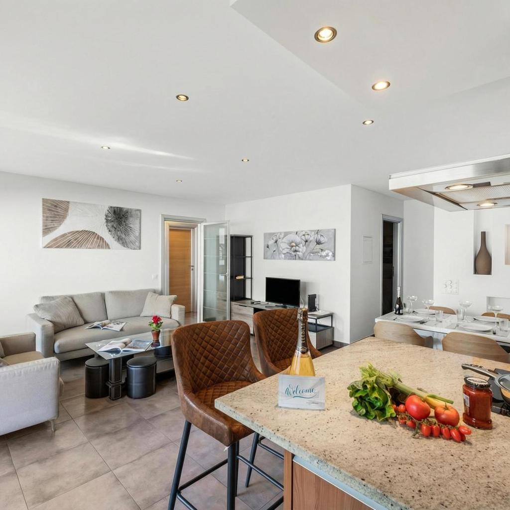 Image 4 - Art Apartment - Happy Rentals