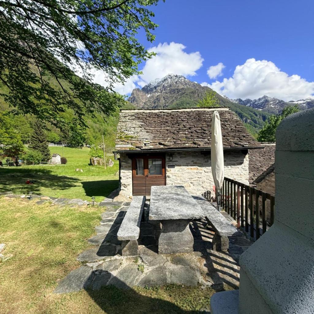 Image 2 - Verzasca Lodge Siro - Accesso diretto al fiume!