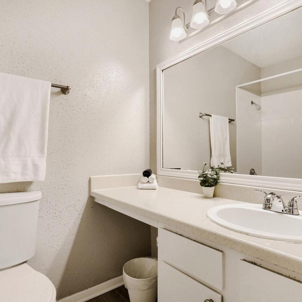 Photograph of Modern Luxe Getaway 2B - Sleeps 6 - Pool, Prkg