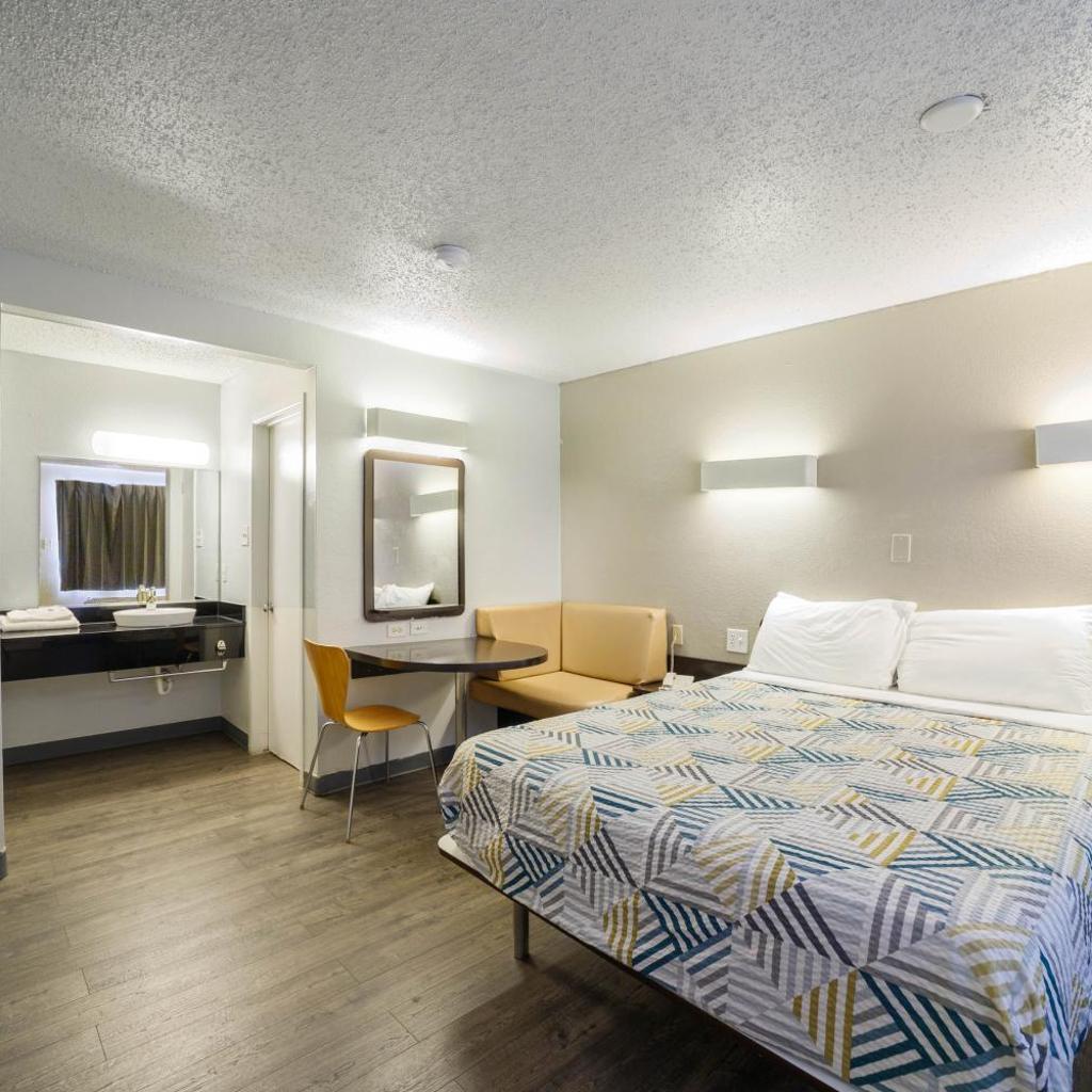 Photograph of Motel 6-San Antonio, TX - Fort Sam Houston