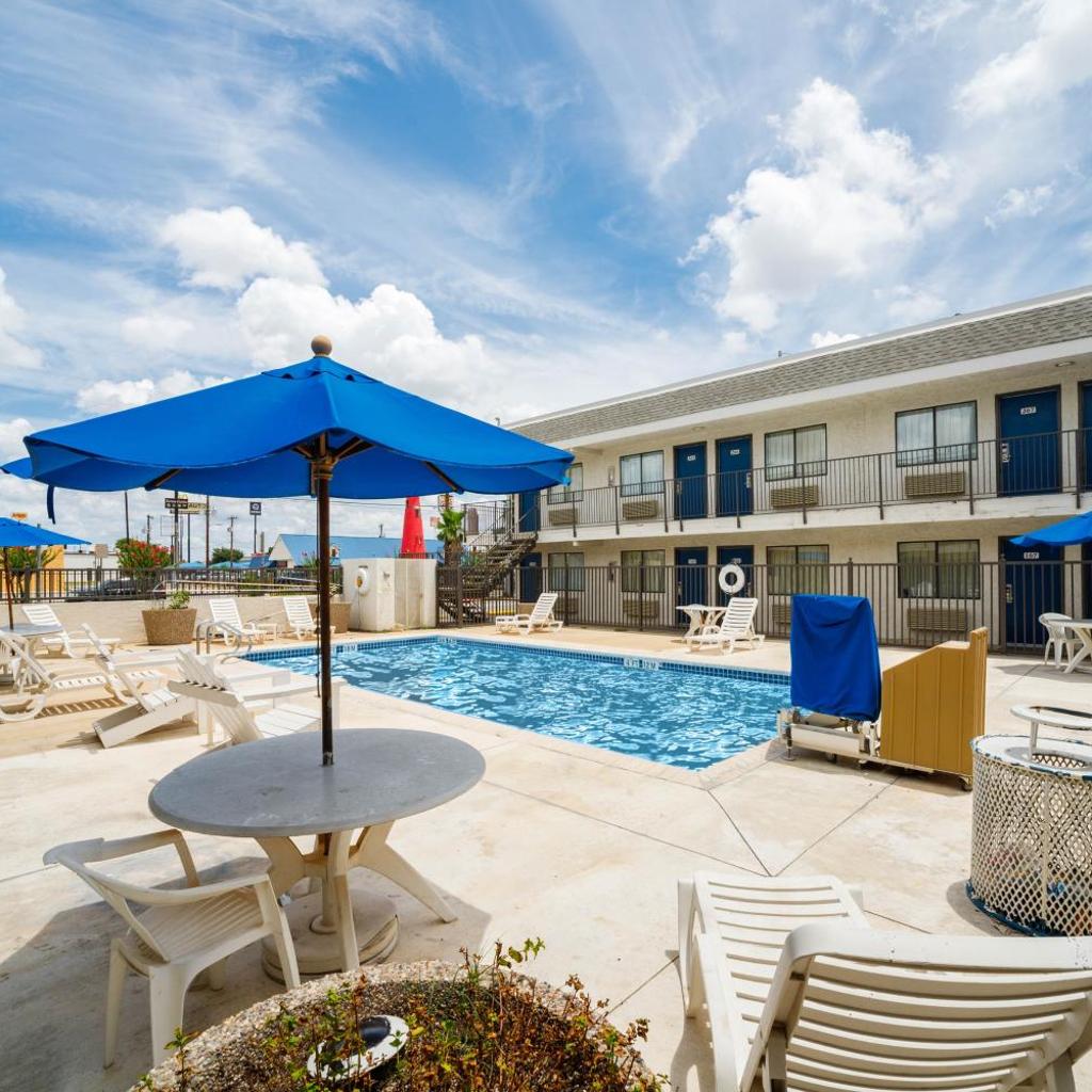 Photograph of Motel 6-San Antonio, TX - Fort Sam Houston