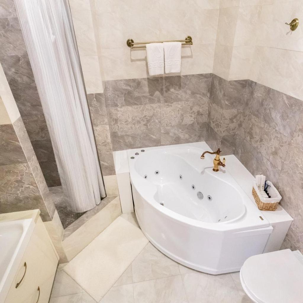 Boutique Spa Casino Hotel Lybid Plaza — 