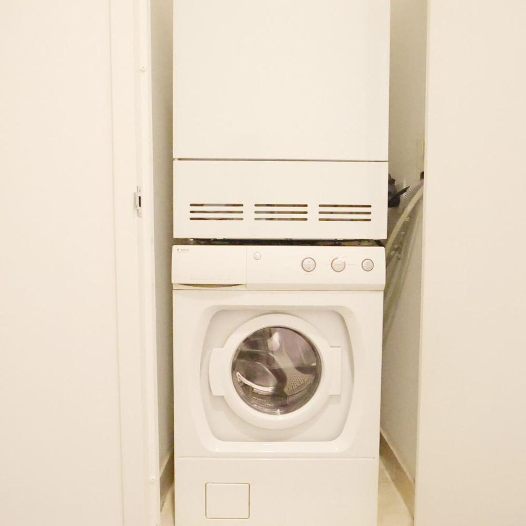 Photograph of 3bd, 2 bath, massive luxury apartment in Fidi
