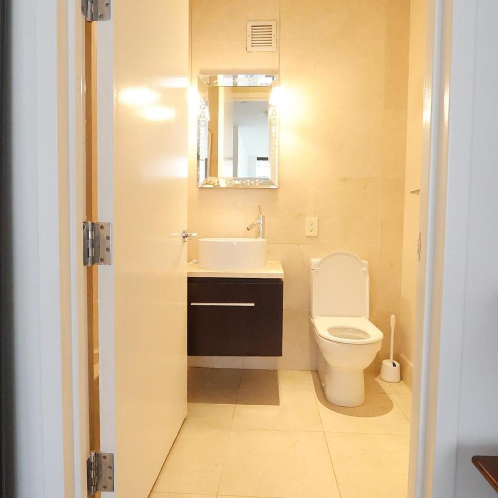 Photograph of 3bd, 2 bath, massive luxury apartment in Fidi