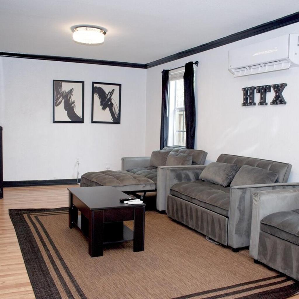 Photograph of Private Entire Home Near NRG Stadium, Hobby Airport, Downtown Houston