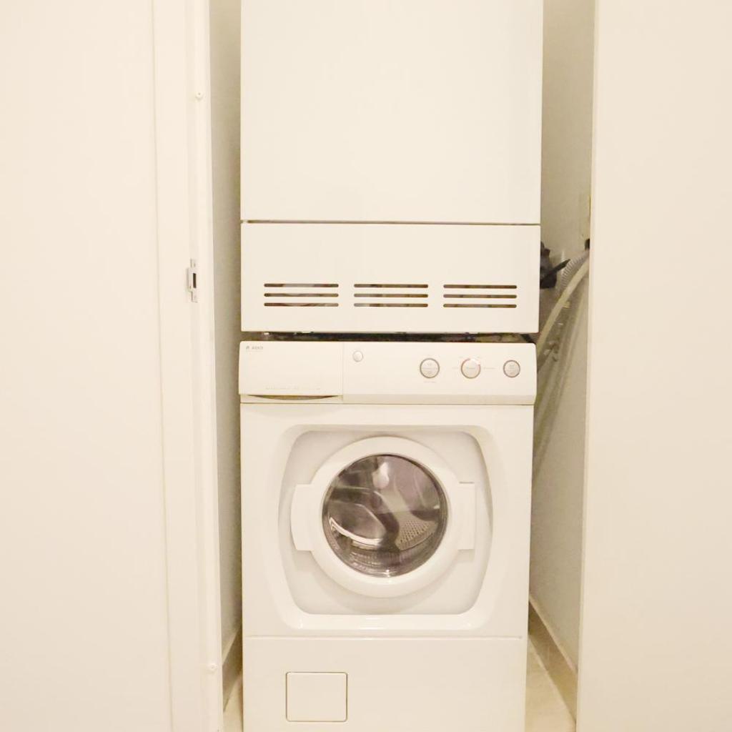 Photograph of 3bd, 2 bath, massive luxury apartment in Fidi