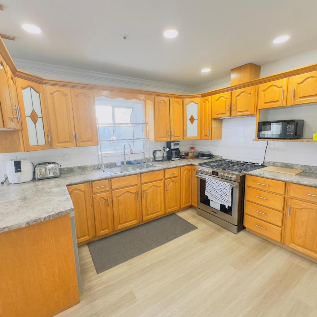 Photograph of Family Retreat sleeps 12 Near YVR Airport, Downtown