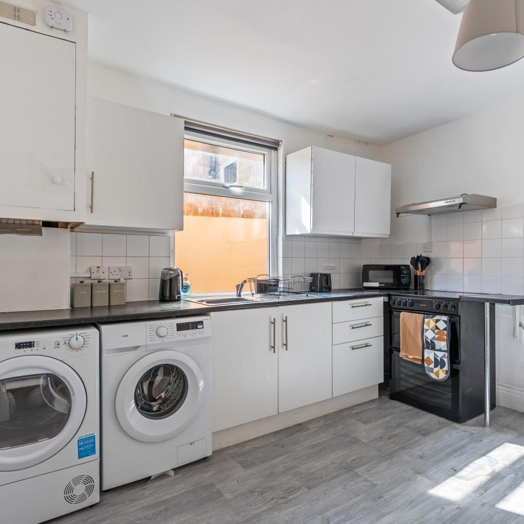 Photograph of Luxury 6BR House | Sleeps 13 | Free Parking