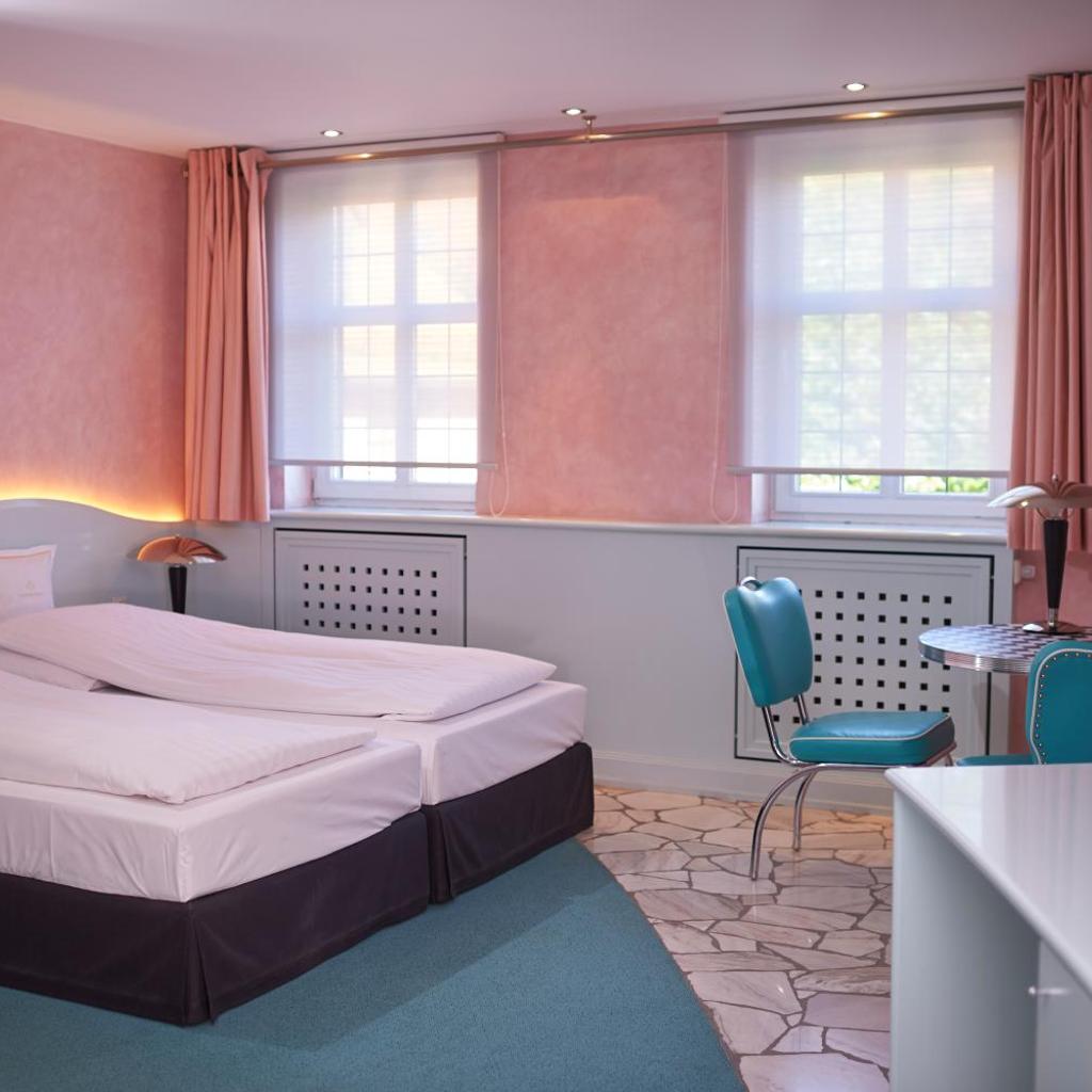 RomanticHOTEL Goldener Karpfen - das kleine, feine Grandhotel direkt in der Altstadt — 