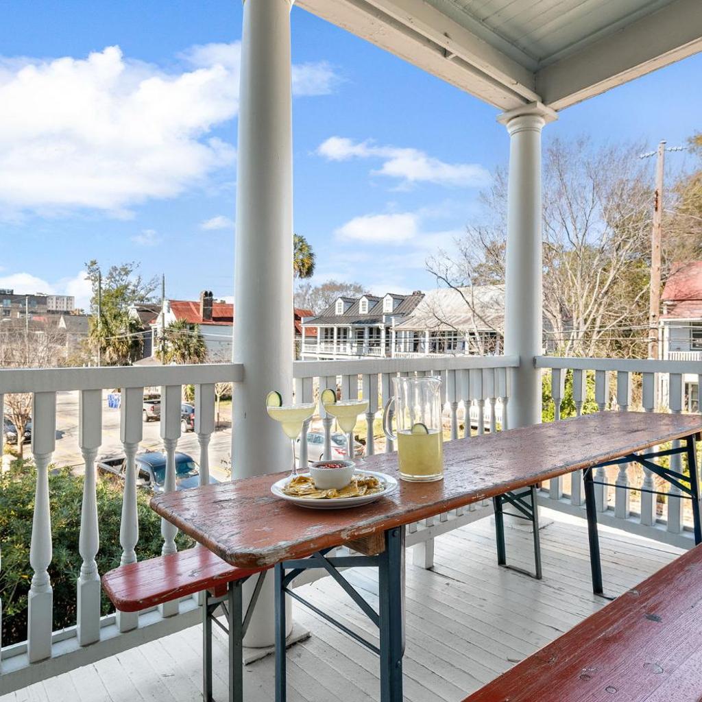 Photograph of Oak Loft Downtown Steps to King St Bars & Restaurants