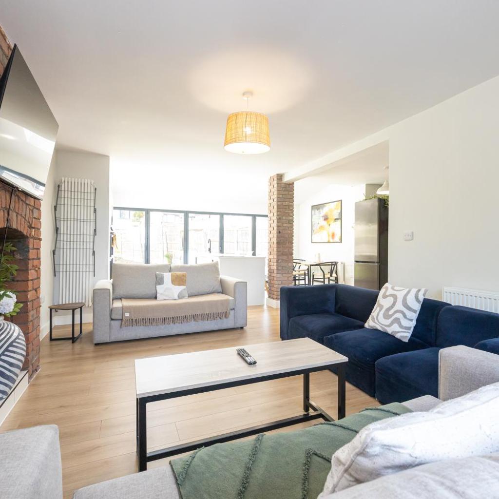 Photograph of Stunning 3 bedroom home in Manchester - Private Parking