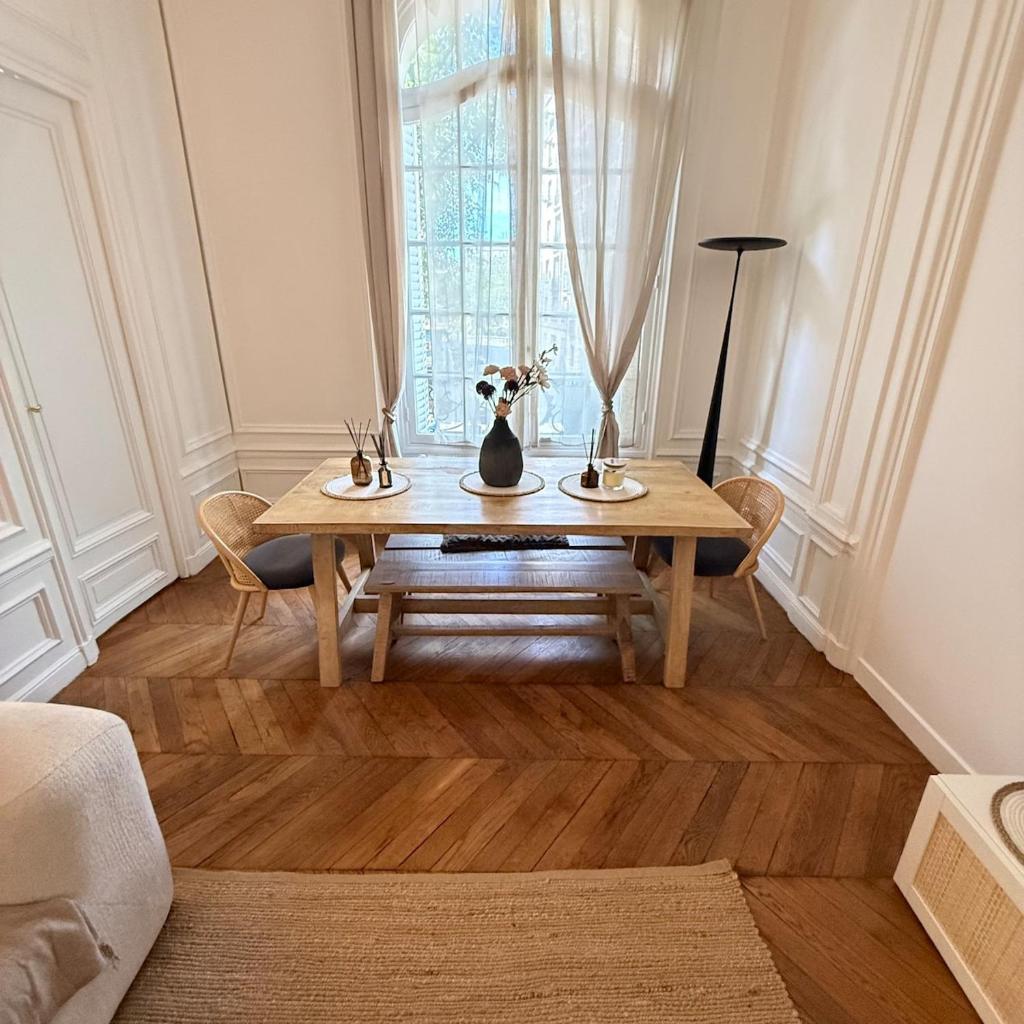 Photograph of Elegant 2 Bedroom Apartment Arc de Triomphe