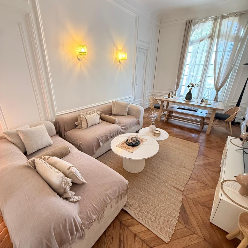Photograph of Elegant 2 Bedroom Apartment Arc de Triomphe