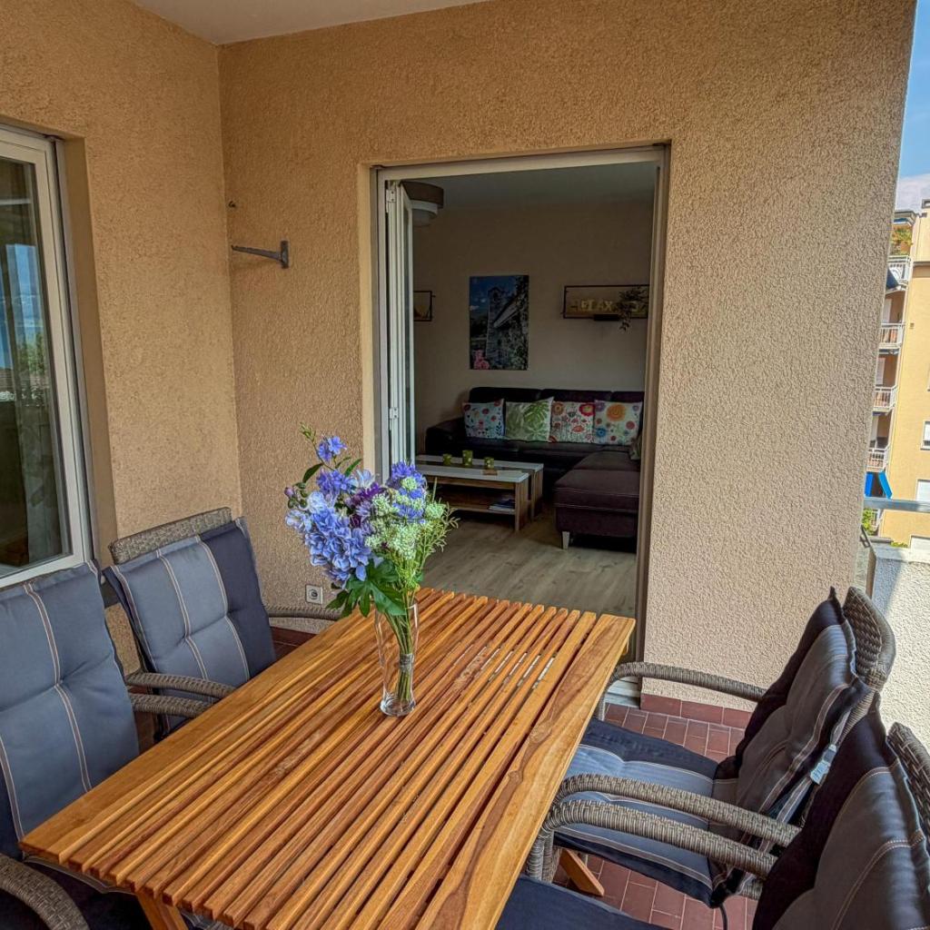 Image 4 - Moderne Ferienwohnung mit Seeblick, Pool & Balkon