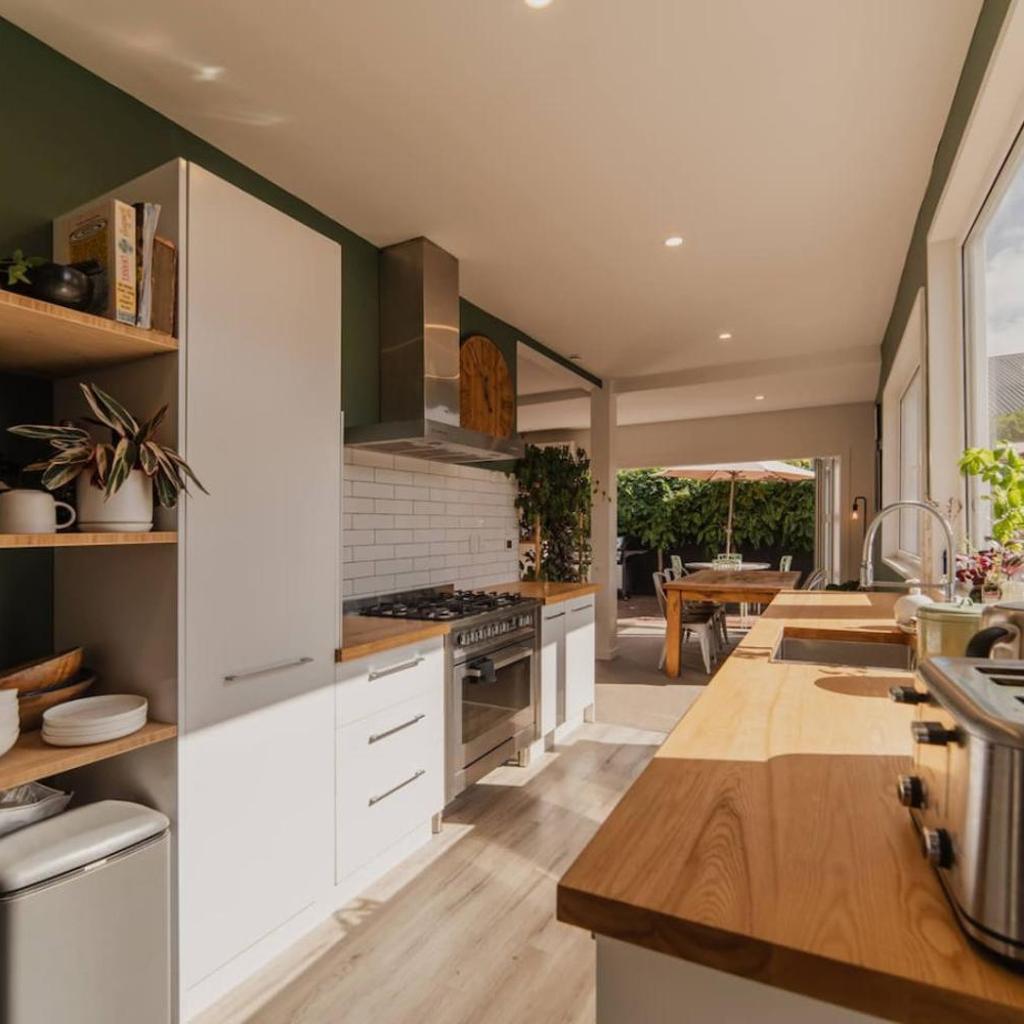 Photograph of Family House With Hot Tub And Parking Christchurch