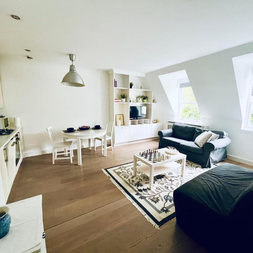 Photograph of Bright Victorian Apartment Near Holland Park