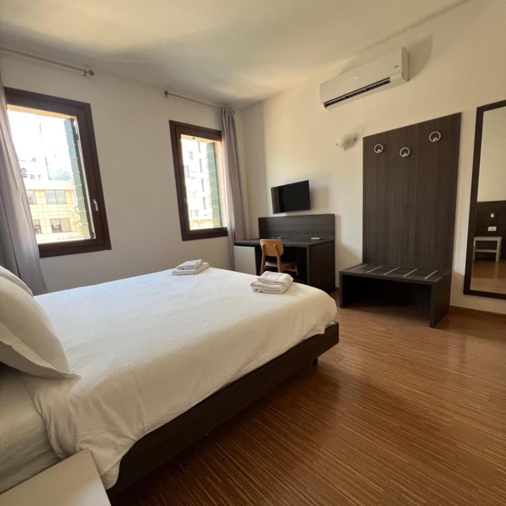 Photograph of 3 Venice rooms Hotel,Piazza Ferretto, M9 Museum, Duomo,Teatro Toniolo, Airport, Wi Fi, Central City, Family, Group Friends