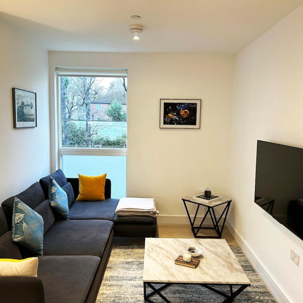 Photograph of Beautiful bright flat with balcony courtyard & gym