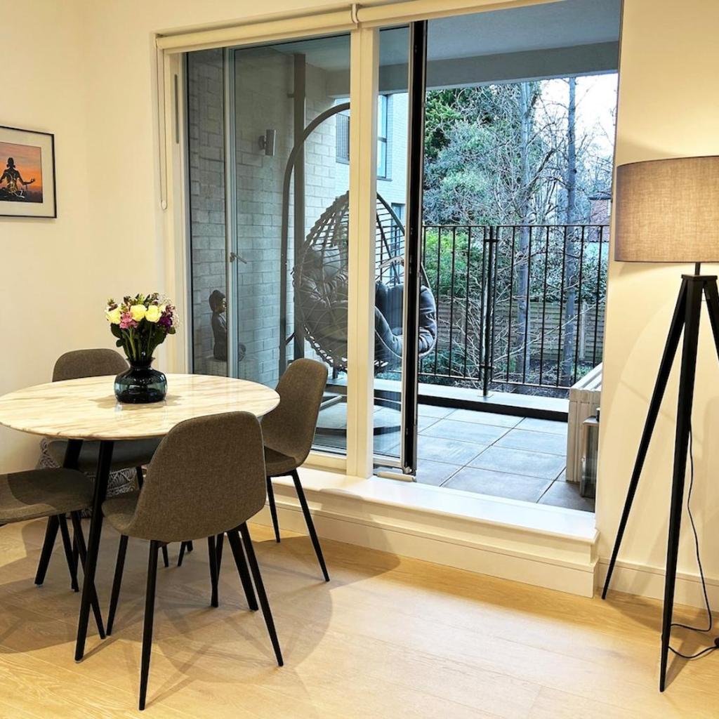 Photograph of Beautiful bright flat with balcony courtyard & gym