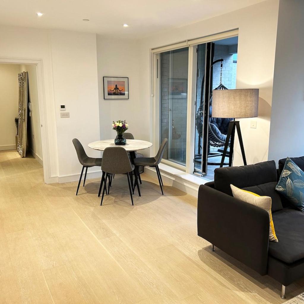 Photograph of Beautiful bright flat with balcony courtyard & gym