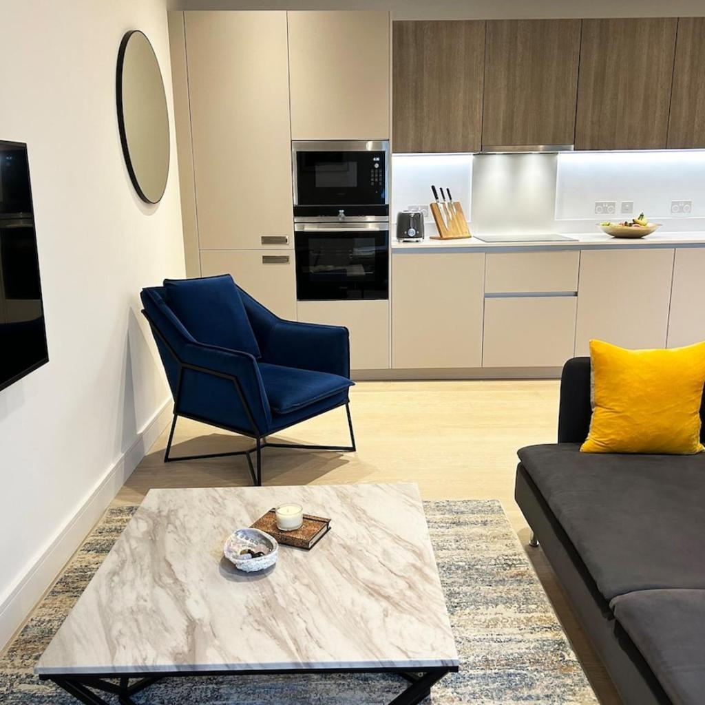 Photograph of Beautiful bright flat with balcony courtyard & gym