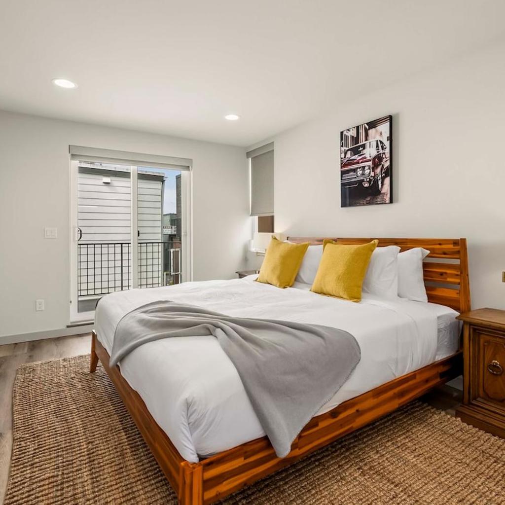 Photograph of Sleek 3BR Seattle Townhome - Mins to UW and Downtown