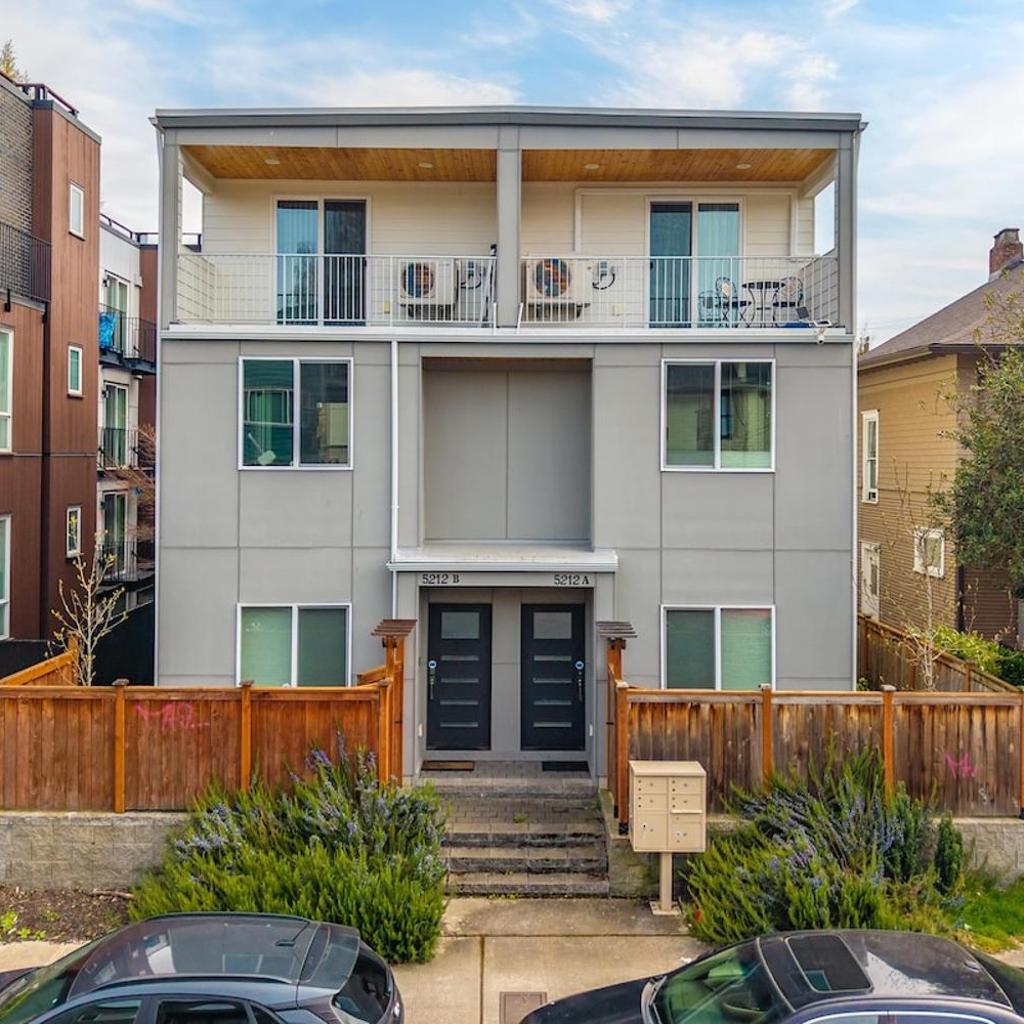 Photograph of Sleek 3BR Seattle Townhome - Mins to UW and Downtown
