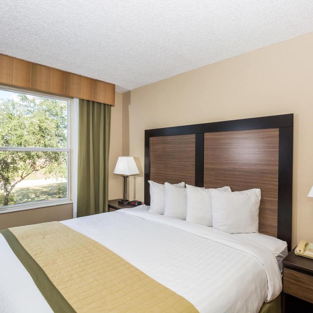 Photograph of Baymont Inn & Suites by Wyndham Fort Myers I-75