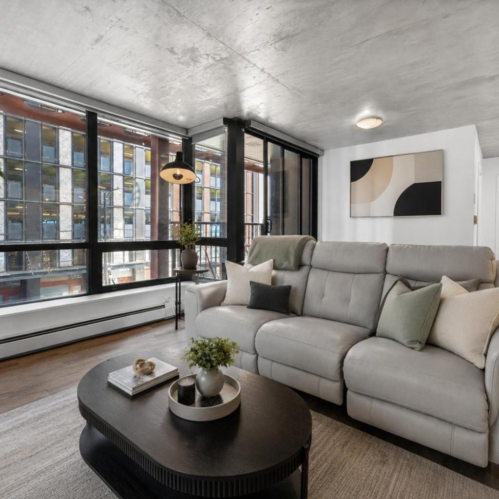 Photograph of Contemporary 2BR Near Vancouver Waterfront