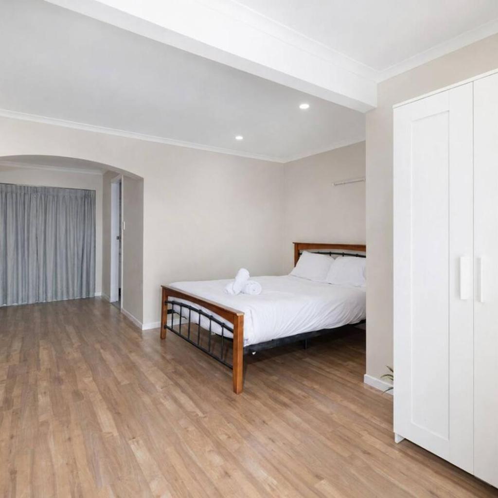 Photograph of Private Sunnybank Studio, Parking, Great Location